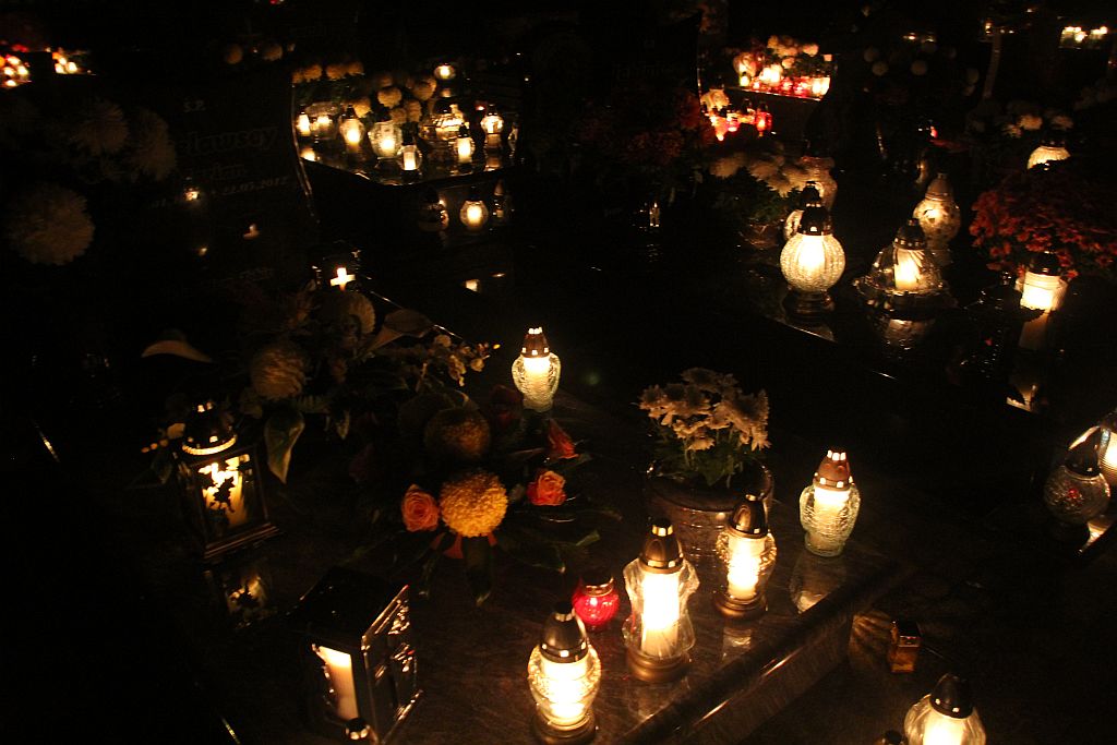 Wszystkich Świętych nocą
