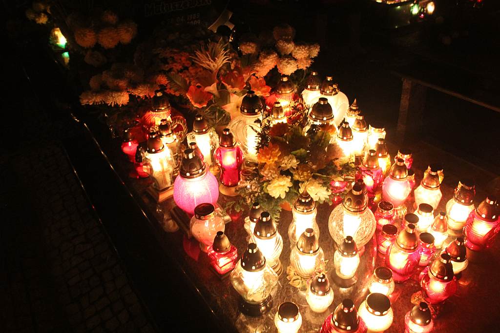 Wszystkich Świętych nocą
