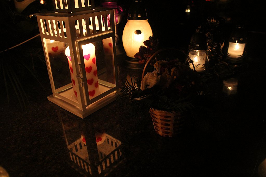 Wszystkich Świętych nocą