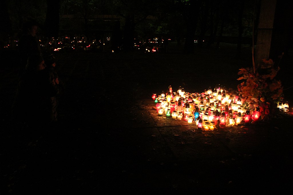 Wszystkich Świętych nocą