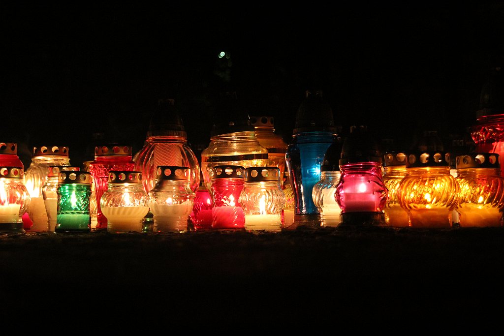 Wszystkich Świętych nocą