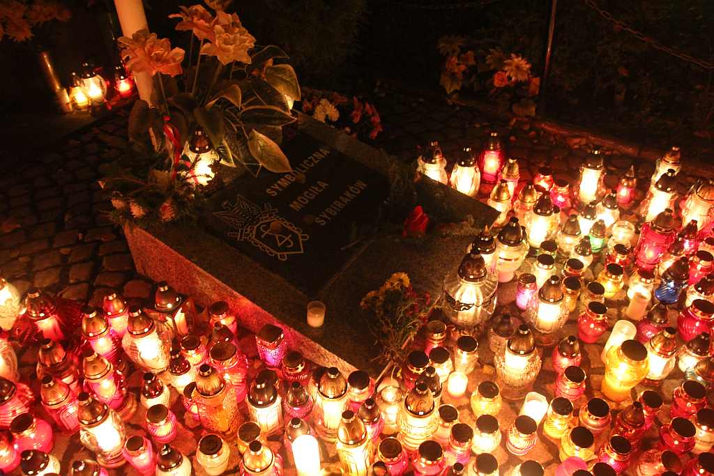 Wszystkich Świętych nocą