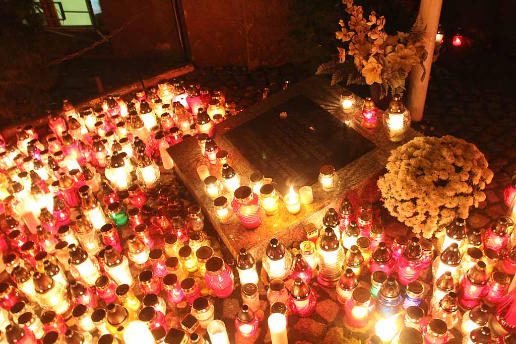 Wszystkich Świętych nocą