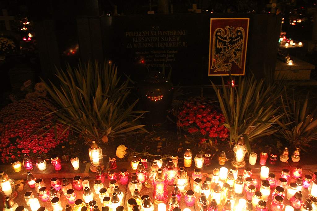 Wszystkich Świętych nocą