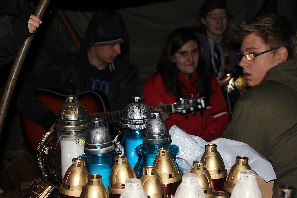 Wszystkich Świętych nocą
