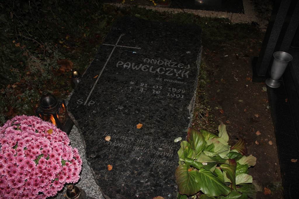 Wszystkich Świętych nocą