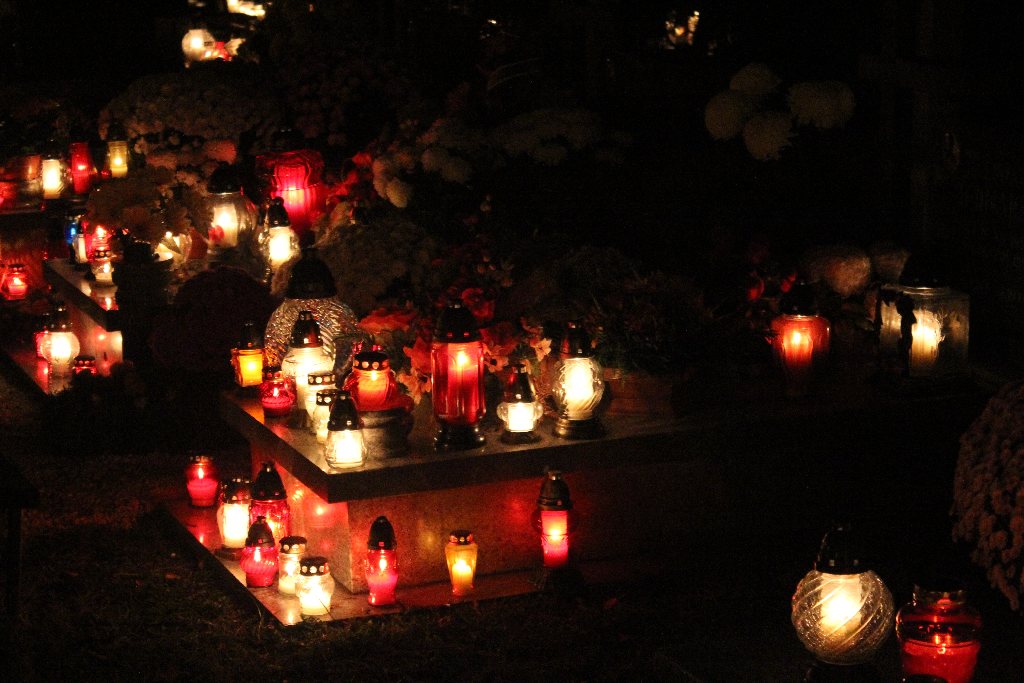 Wszystkich Świętych nocą