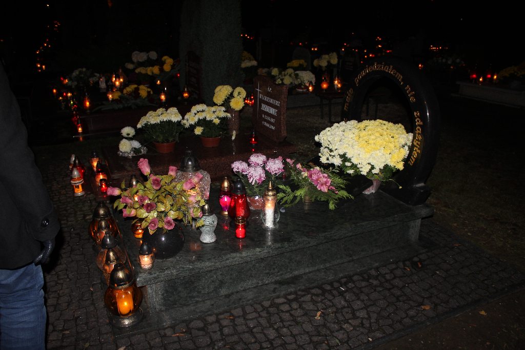 Wszystkich Świętych nocą