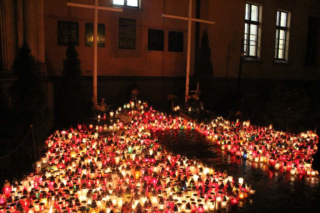 Wszystkich Świętych nocą