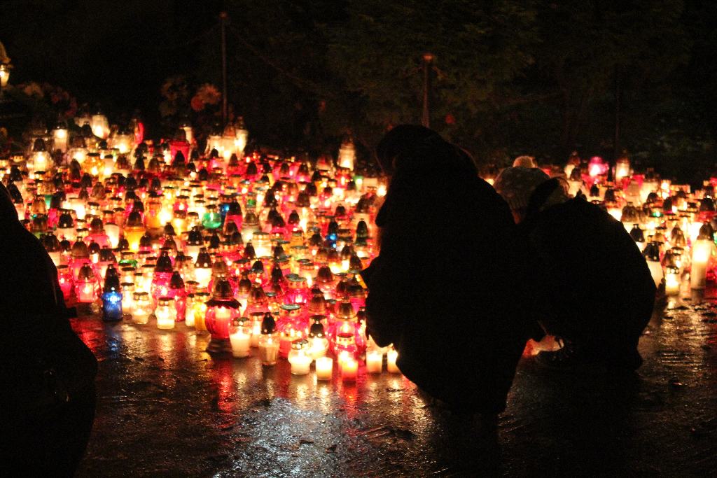Wszystkich Świętych nocą