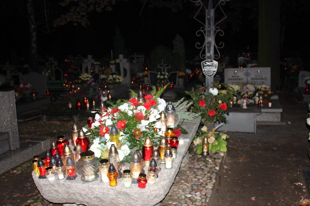 Wszystkich Świętych nocą