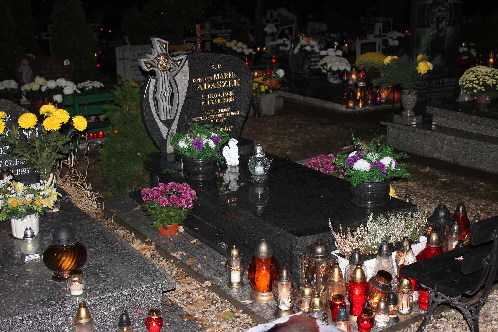 Wszystkich Świętych nocą