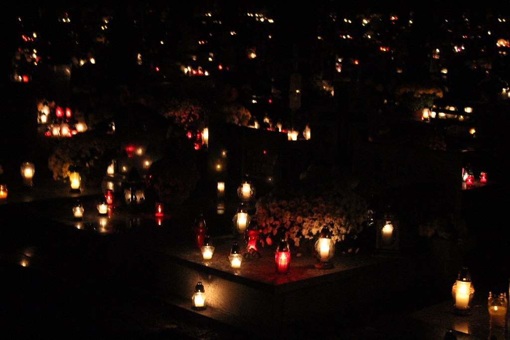 Wszystkich Świętych nocą