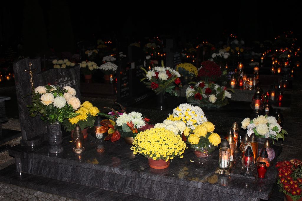 Wszystkich Świętych nocą