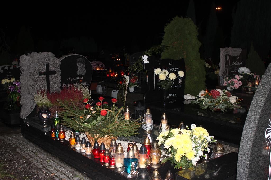 Wszystkich Świętych nocą