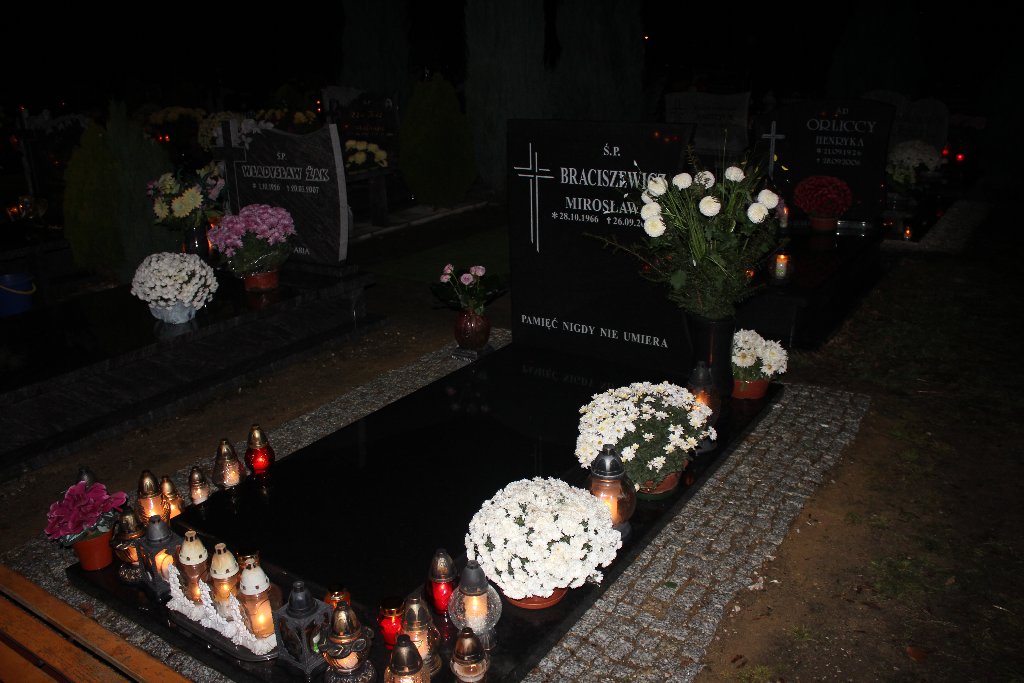 Wszystkich Świętych nocą