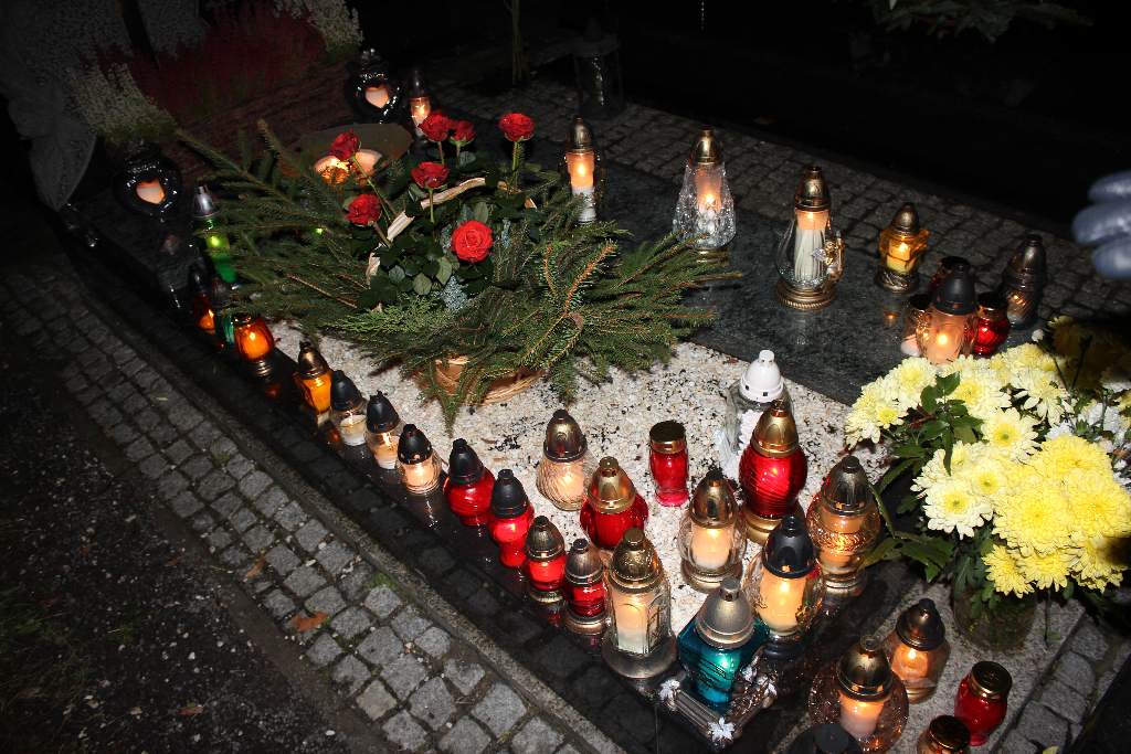 Wszystkich Świętych nocą