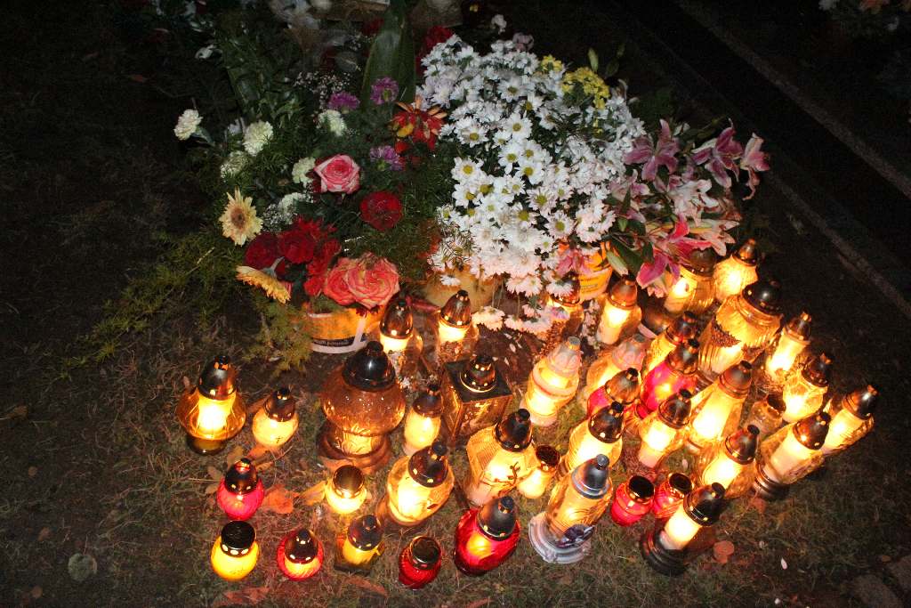 Wszystkich Świętych nocą