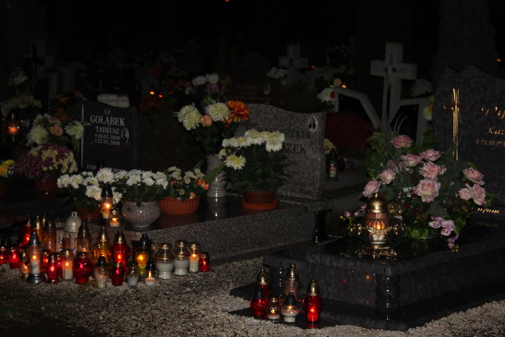 Wszystkich Świętych nocą