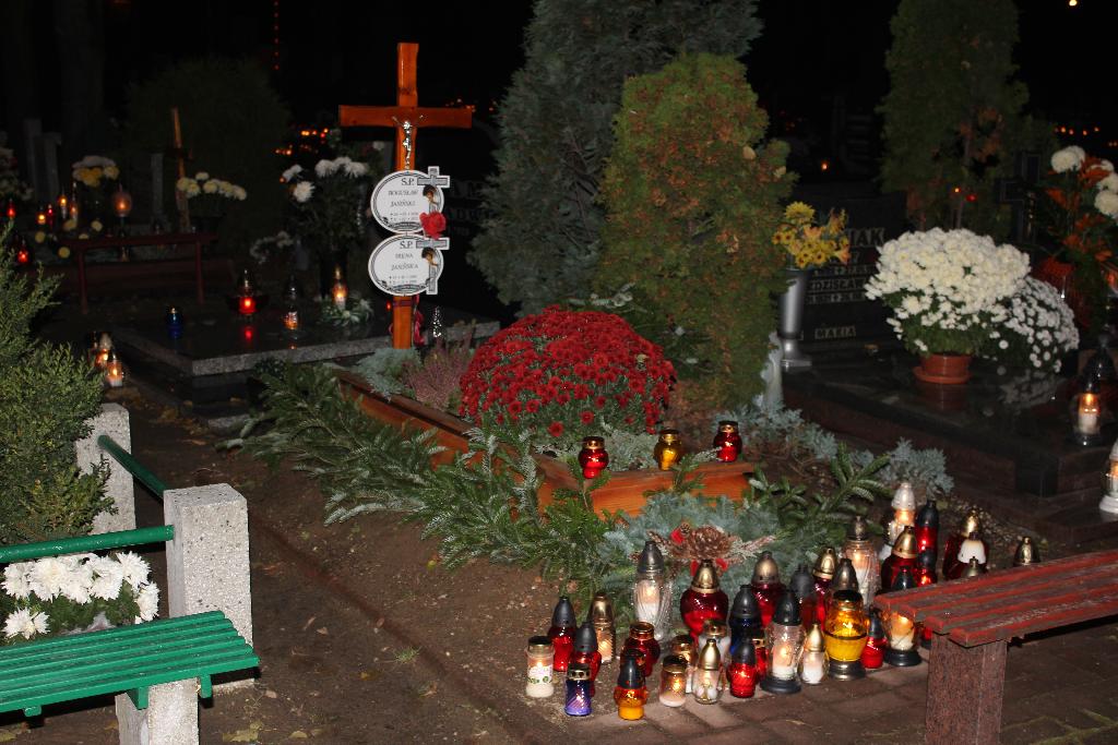 Wszystkich Świętych nocą
