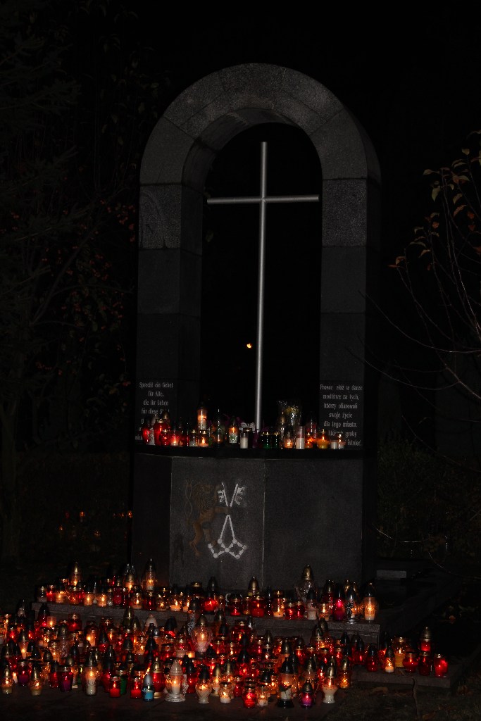 Wszystkich Świętych nocą