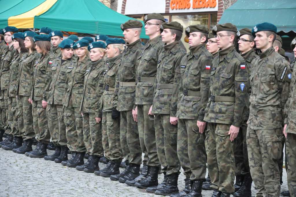 Uczniowie klas mundurowych ślubowali w Rynku