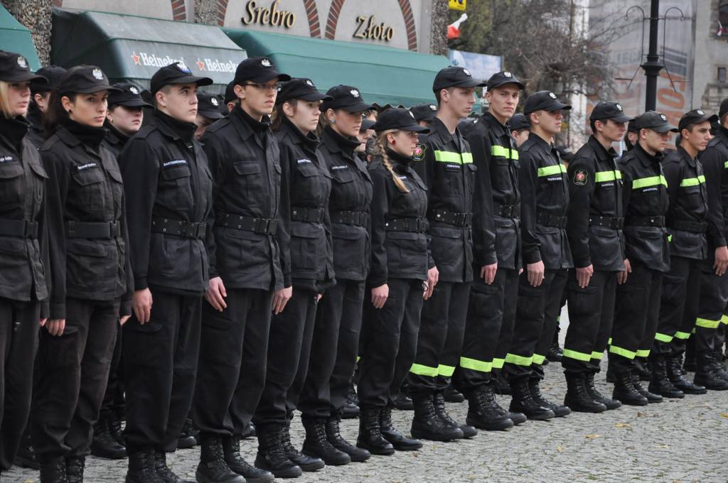Uczniowie klas mundurowych ślubowali w Rynku