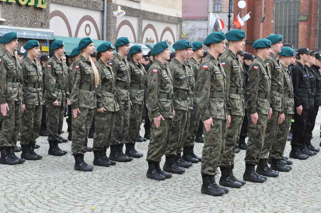 Uczniowie klas mundurowych ślubowali w Rynku