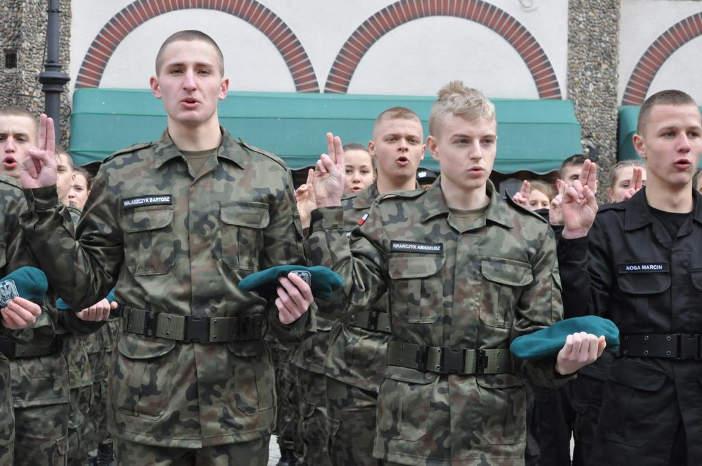 Uczniowie klas mundurowych ślubowali w Rynku