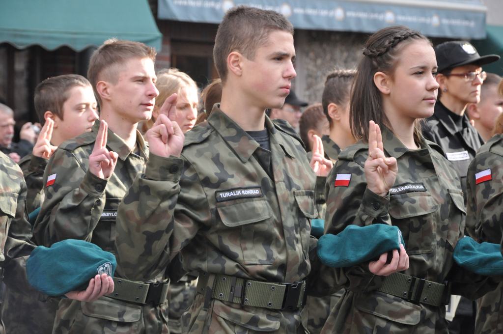 Uczniowie klas mundurowych ślubowali w Rynku