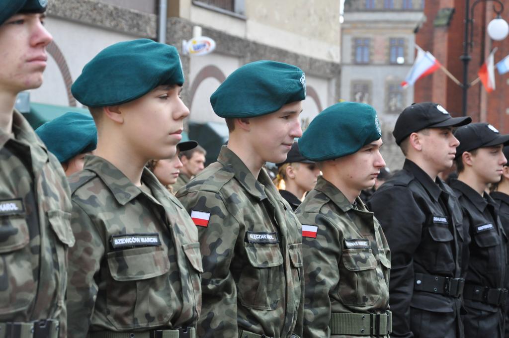 Uczniowie klas mundurowych ślubowali w Rynku