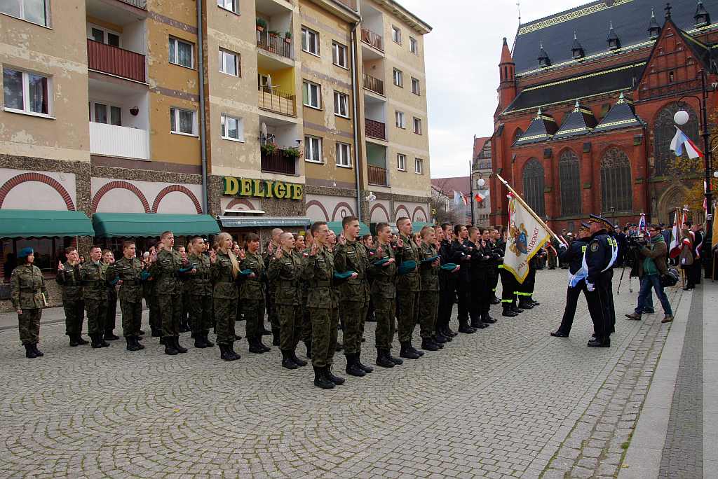 Uczniowie klas mundurowych ślubowali w Rynku