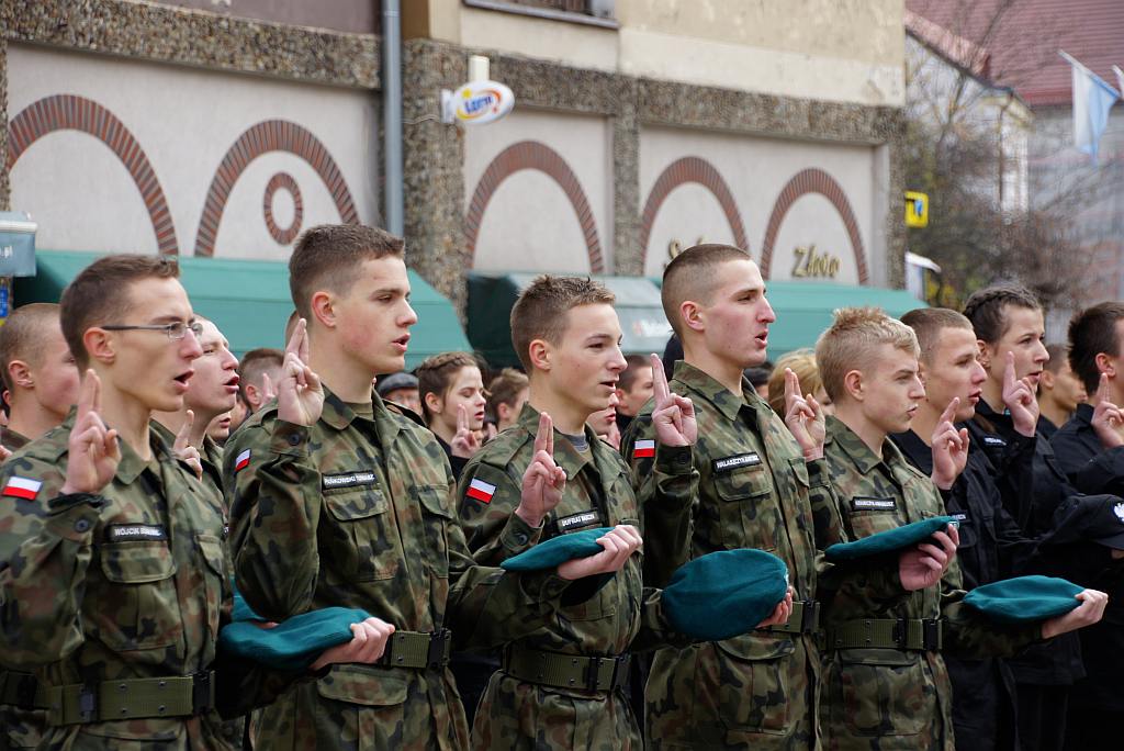 Uczniowie klas mundurowych ślubowali w Rynku