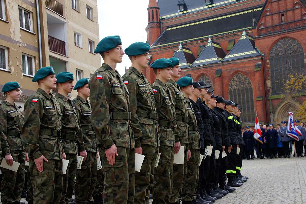 Uczniowie klas mundurowych ślubowali w Rynku