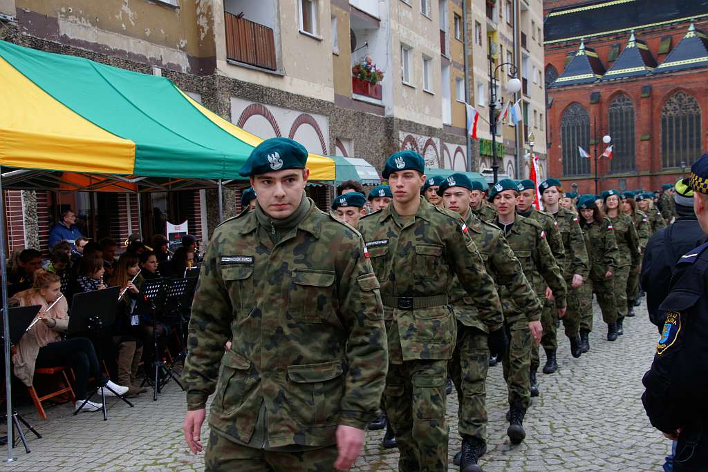 Uczniowie klas mundurowych ślubowali w Rynku