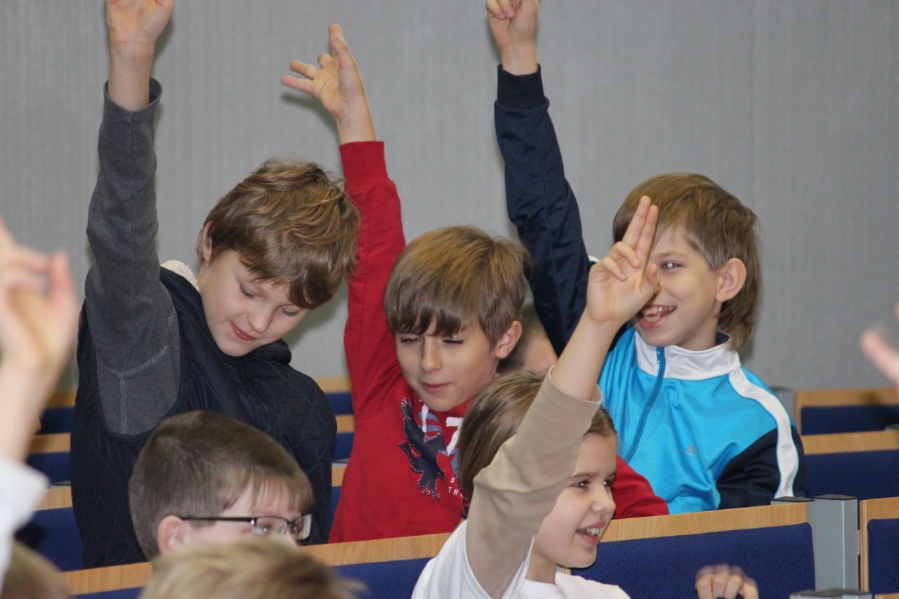 Chemiczne eksperymenty na Dziecięcym Uniwersytecie