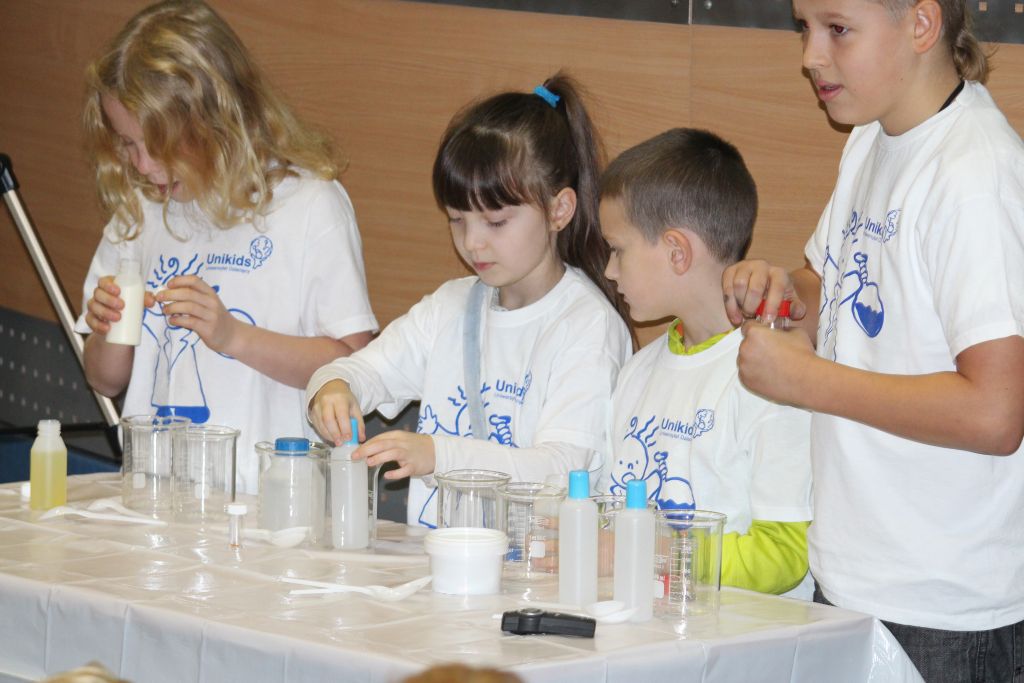 Chemiczne eksperymenty na Dziecięcym Uniwersytecie
