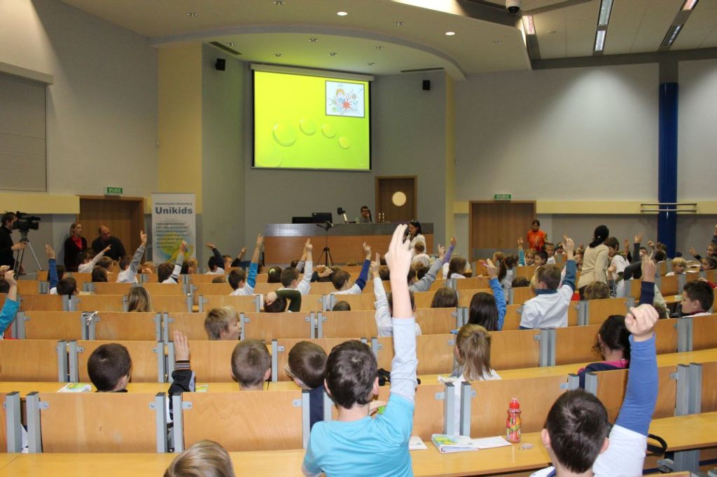 Chemiczne eksperymenty na Dziecięcym Uniwersytecie