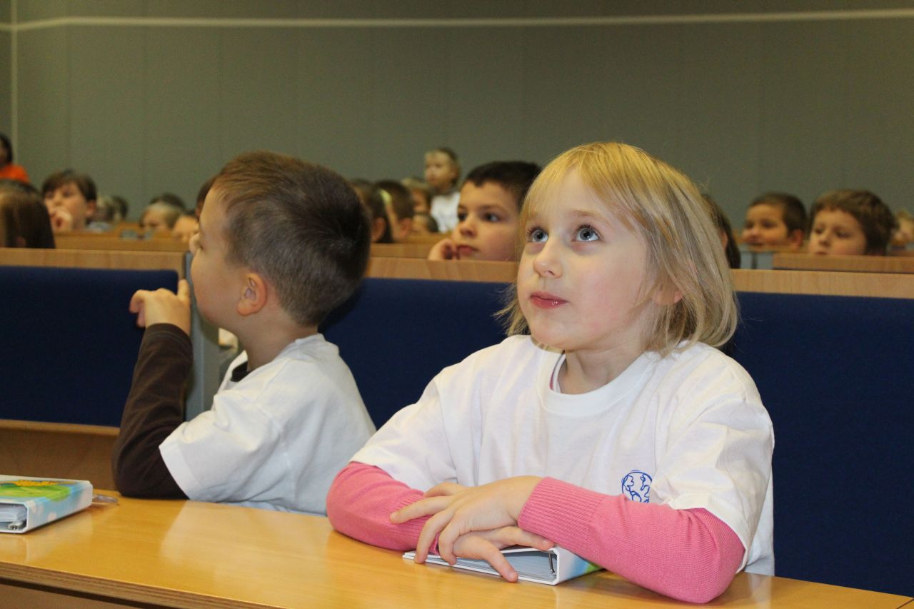 Chemiczne eksperymenty na Dziecięcym Uniwersytecie