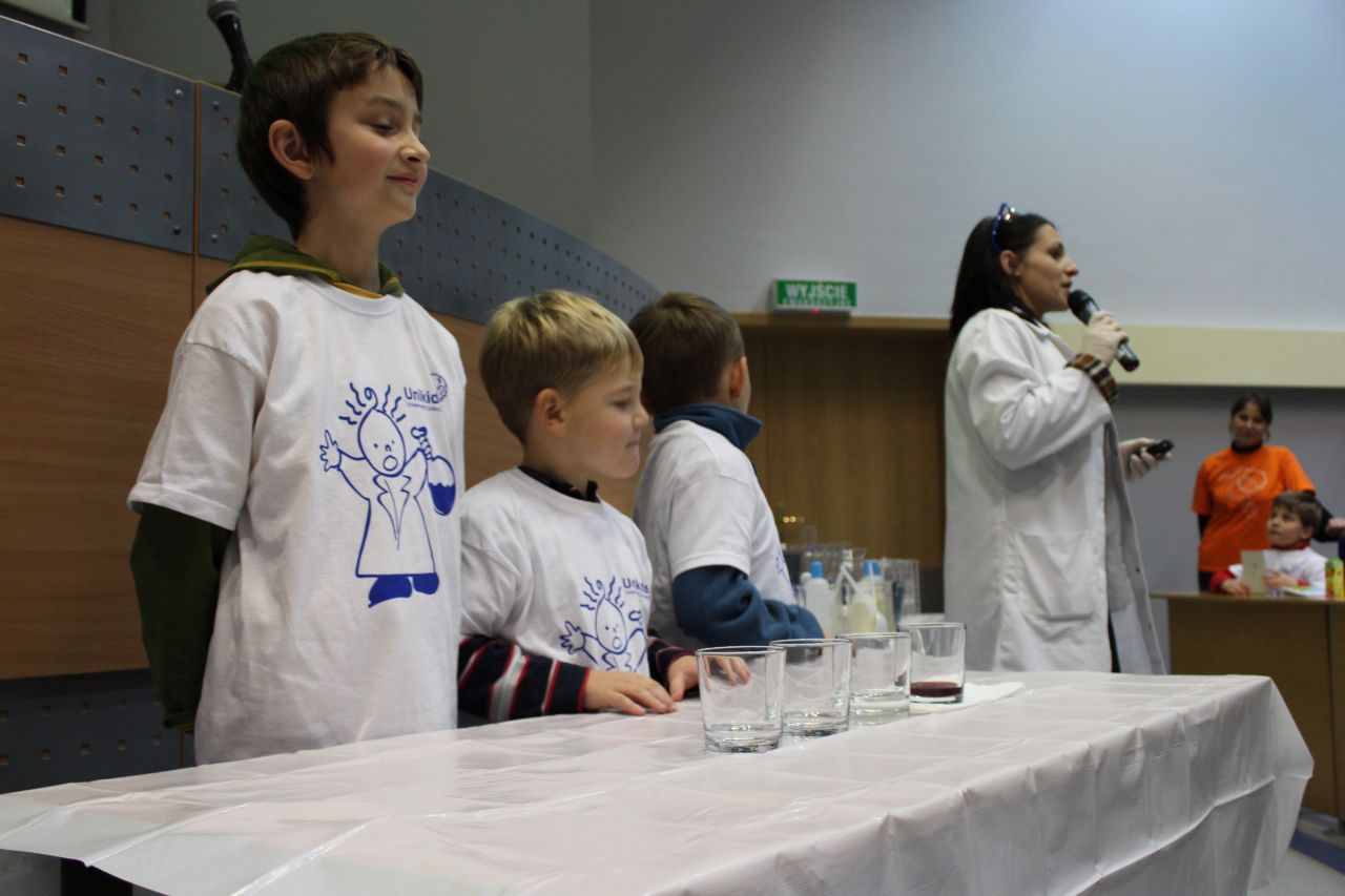 Chemiczne eksperymenty na Dziecięcym Uniwersytecie