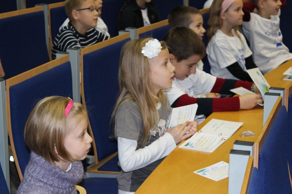 Chemiczne eksperymenty na Dziecięcym Uniwersytecie