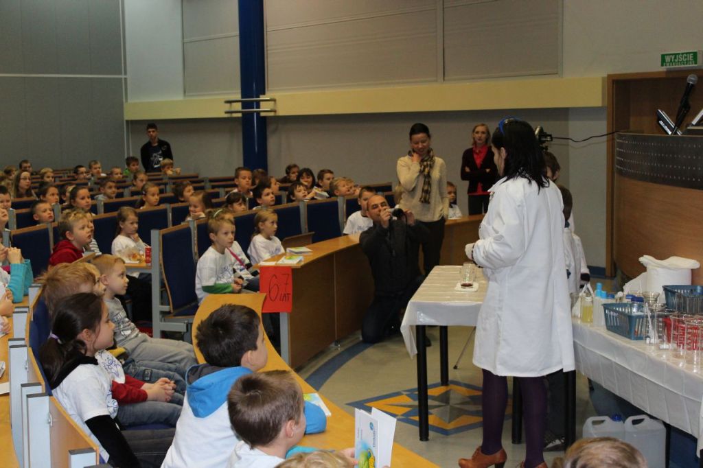 Chemiczne eksperymenty na Dziecięcym Uniwersytecie