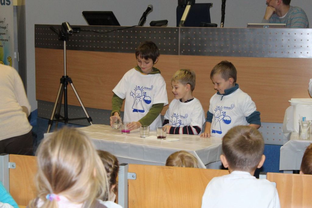 Chemiczne eksperymenty na Dziecięcym Uniwersytecie