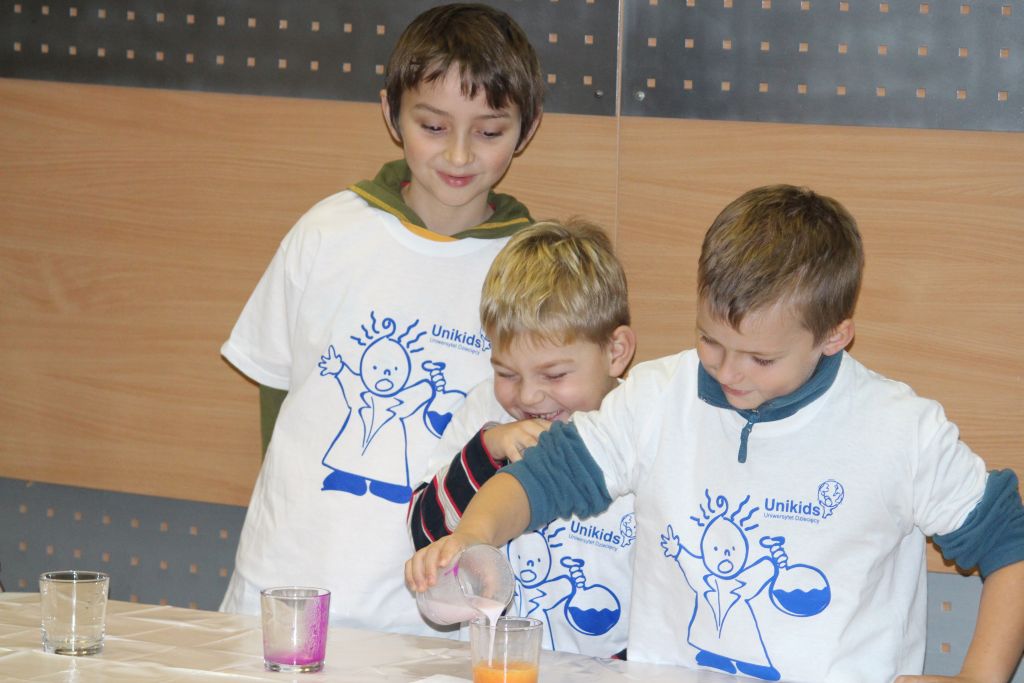 Chemiczne eksperymenty na Dziecięcym Uniwersytecie