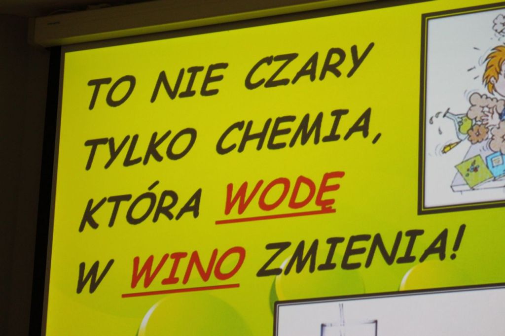 Chemiczne eksperymenty na Dziecięcym Uniwersytecie