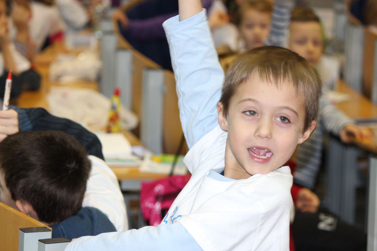 Chemiczne eksperymenty na Dziecięcym Uniwersytecie