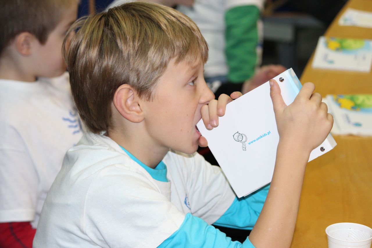 Chemiczne eksperymenty na Dziecięcym Uniwersytecie