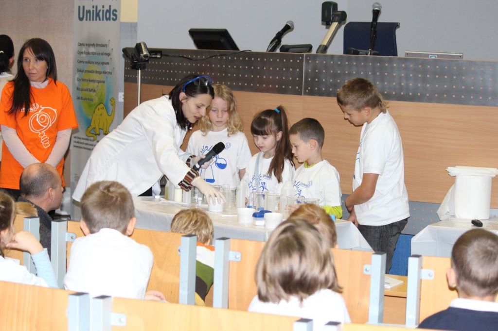 Chemiczne eksperymenty na Dziecięcym Uniwersytecie
