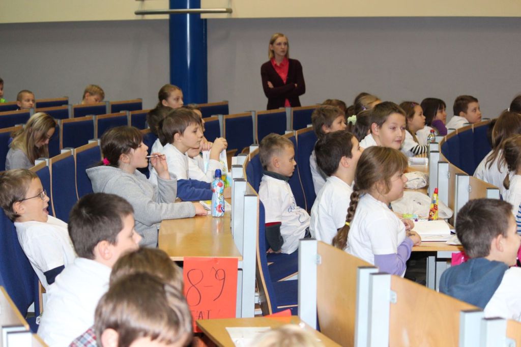 Chemiczne eksperymenty na Dziecięcym Uniwersytecie