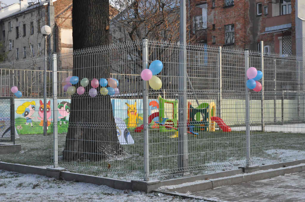 Mikołaj sprezentował plac zabaw uczniom SP nr 1